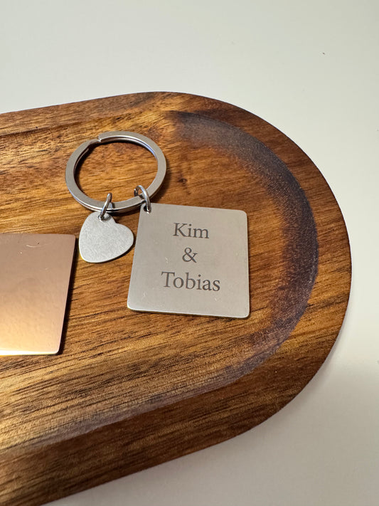Personalisierter Schlüsselanhänger mit Gravur – Kalender & Wunschtext. Perfekt als Geschenk für Paare, Hochzeit und Jahrestag