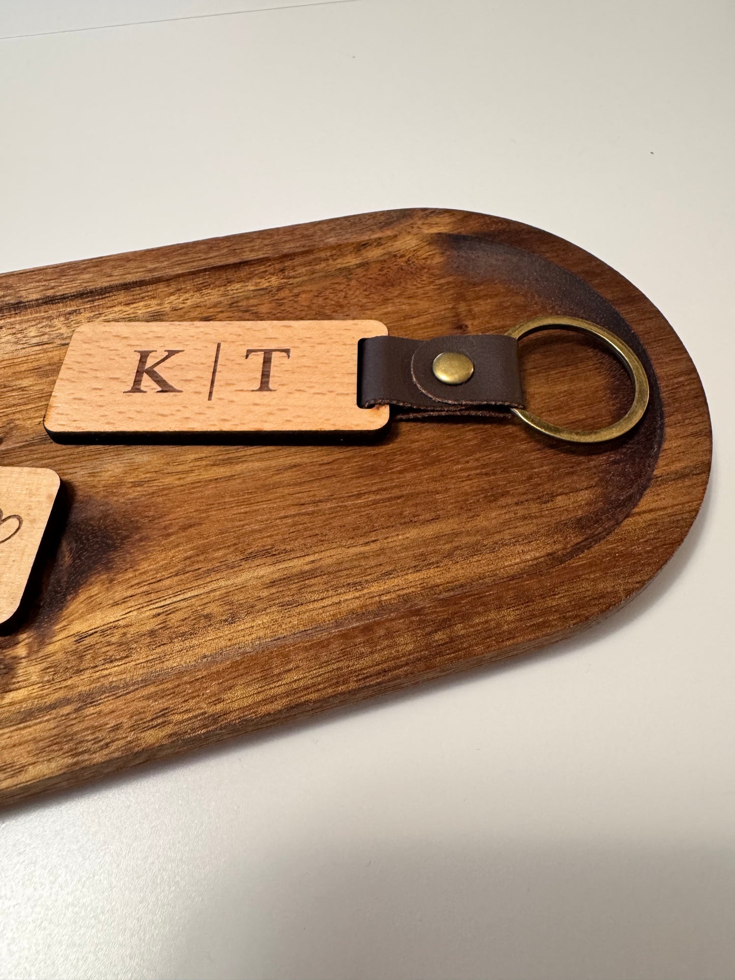 Personalisierter Schlüsselanhänger aus Holz mit Gravur