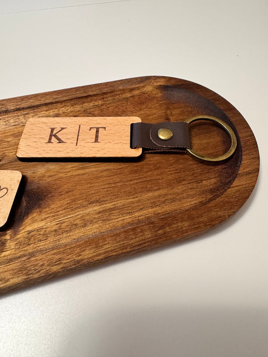 Personalisierter Schlüsselanhänger aus Holz mit Gravur