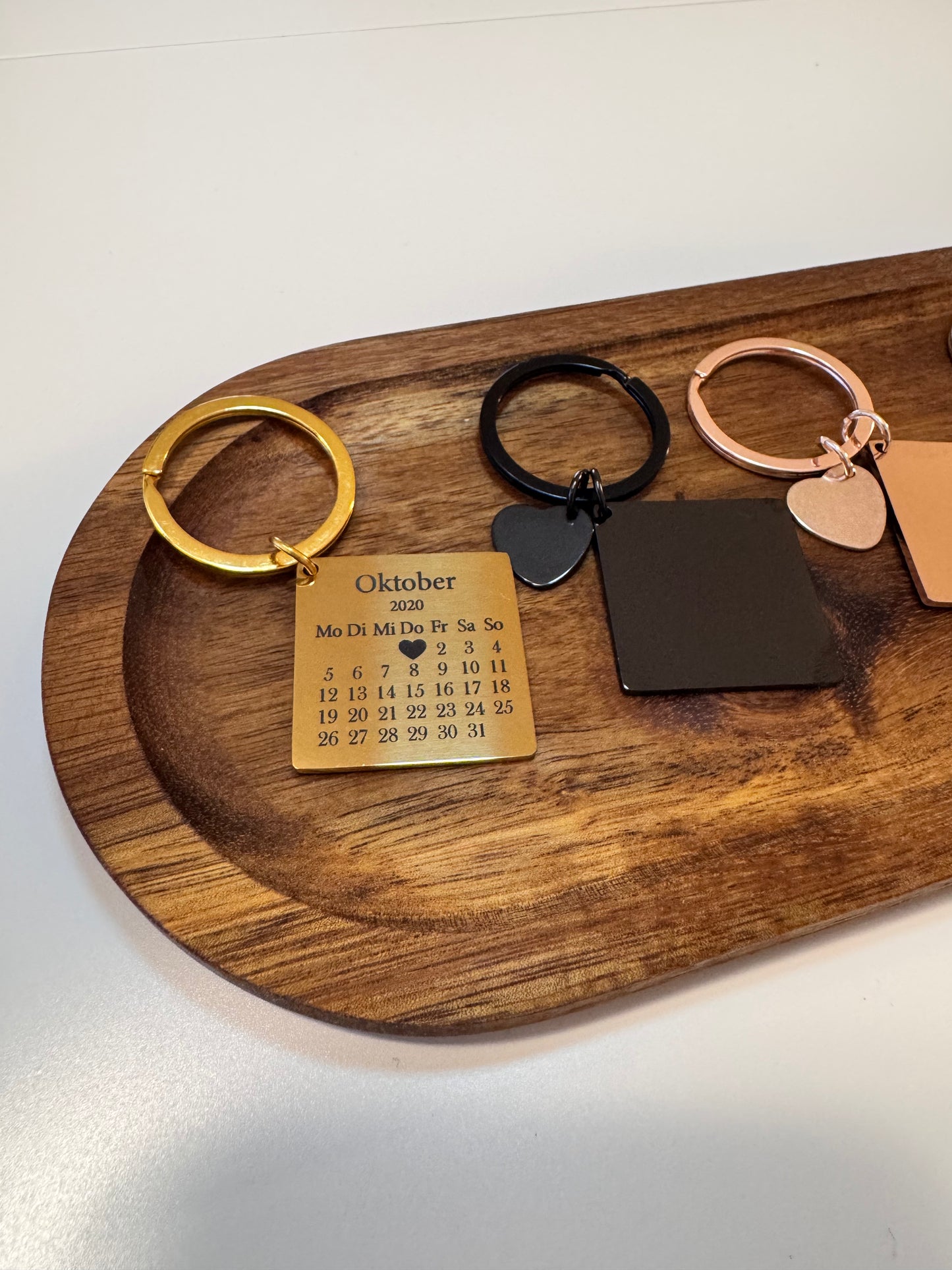 Personalisierter Schlüsselanhänger mit Gravur – Kalender & Wunschtext. Perfekt als Geschenk für Paare, Hochzeit und Jahrestag
