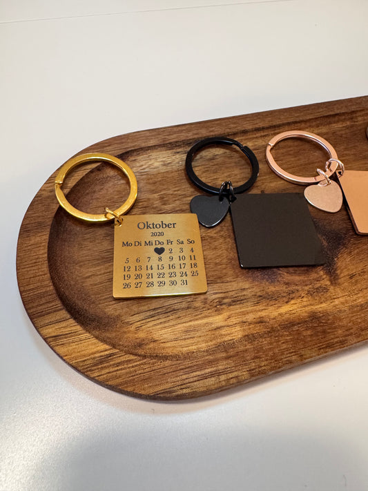 Personalisierter Schlüsselanhänger mit Gravur – Kalender & Wunschtext. Perfekt als Geschenk für Paare, Hochzeit und Jahrestag